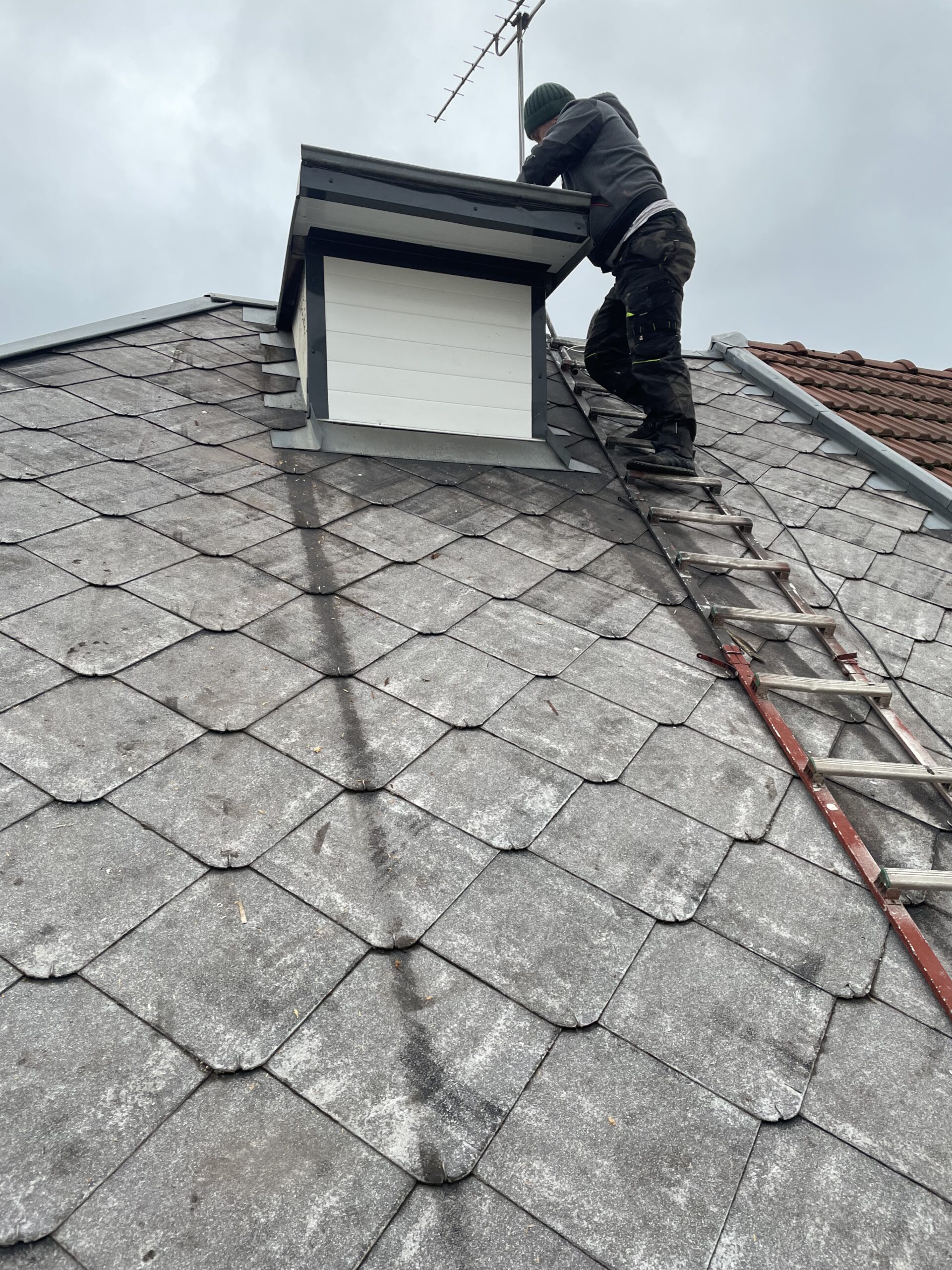Pose Velux en cours sur ce toit par JD Rénovation, Couvreur Jimmy Duvaux Pose Velux en cours sur ce toit par JD Rénovation, Couvreur Jimmy Duvaux