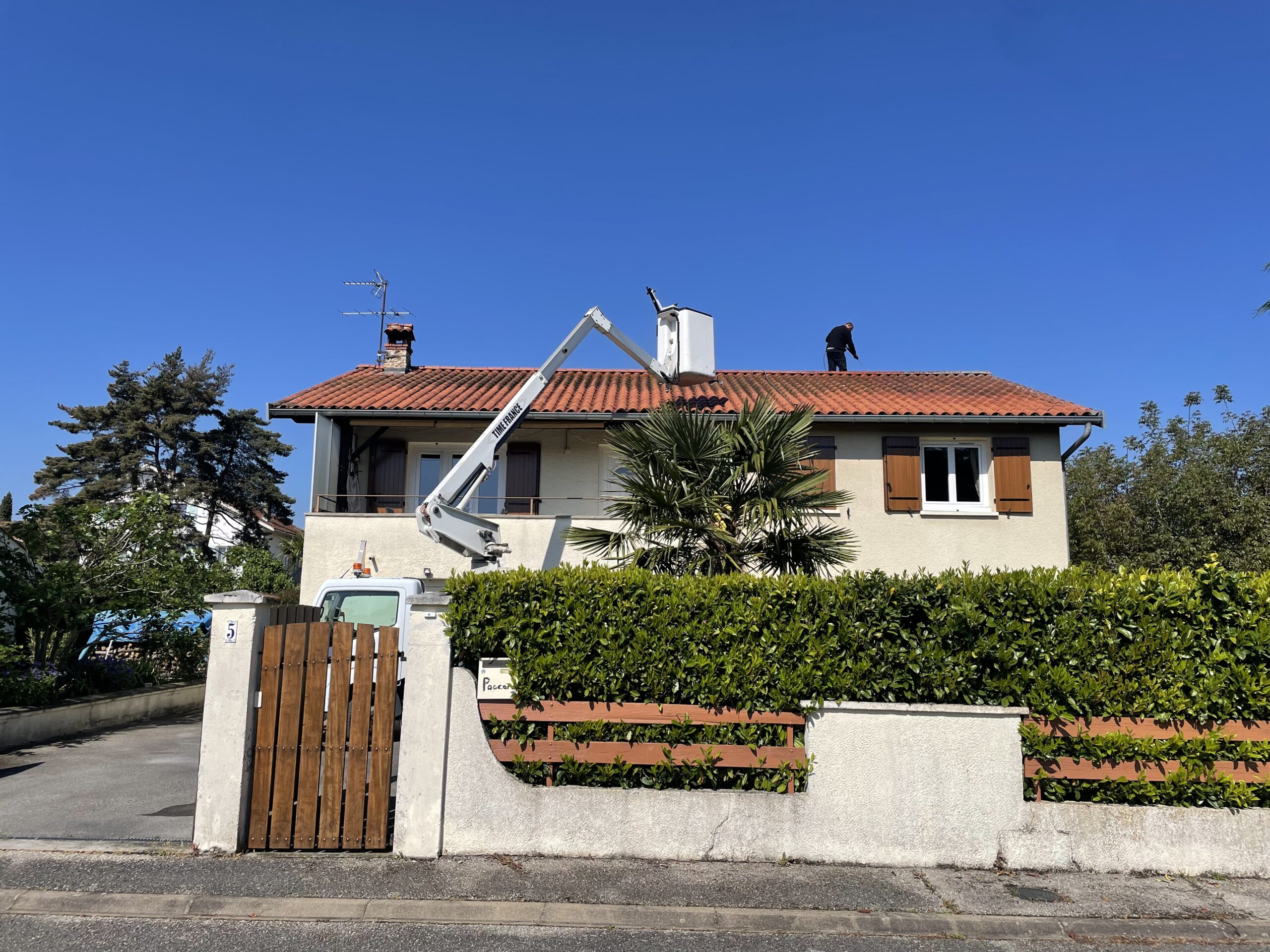 Démoussage Nettoyage toiture au jet haute pression par JD Rénovation sur une maison située à 01 Tramoyes Démoussage Nettoyage toiture au jet haute pression par JD Rénovation sur une maison située à 01 Tramoyes