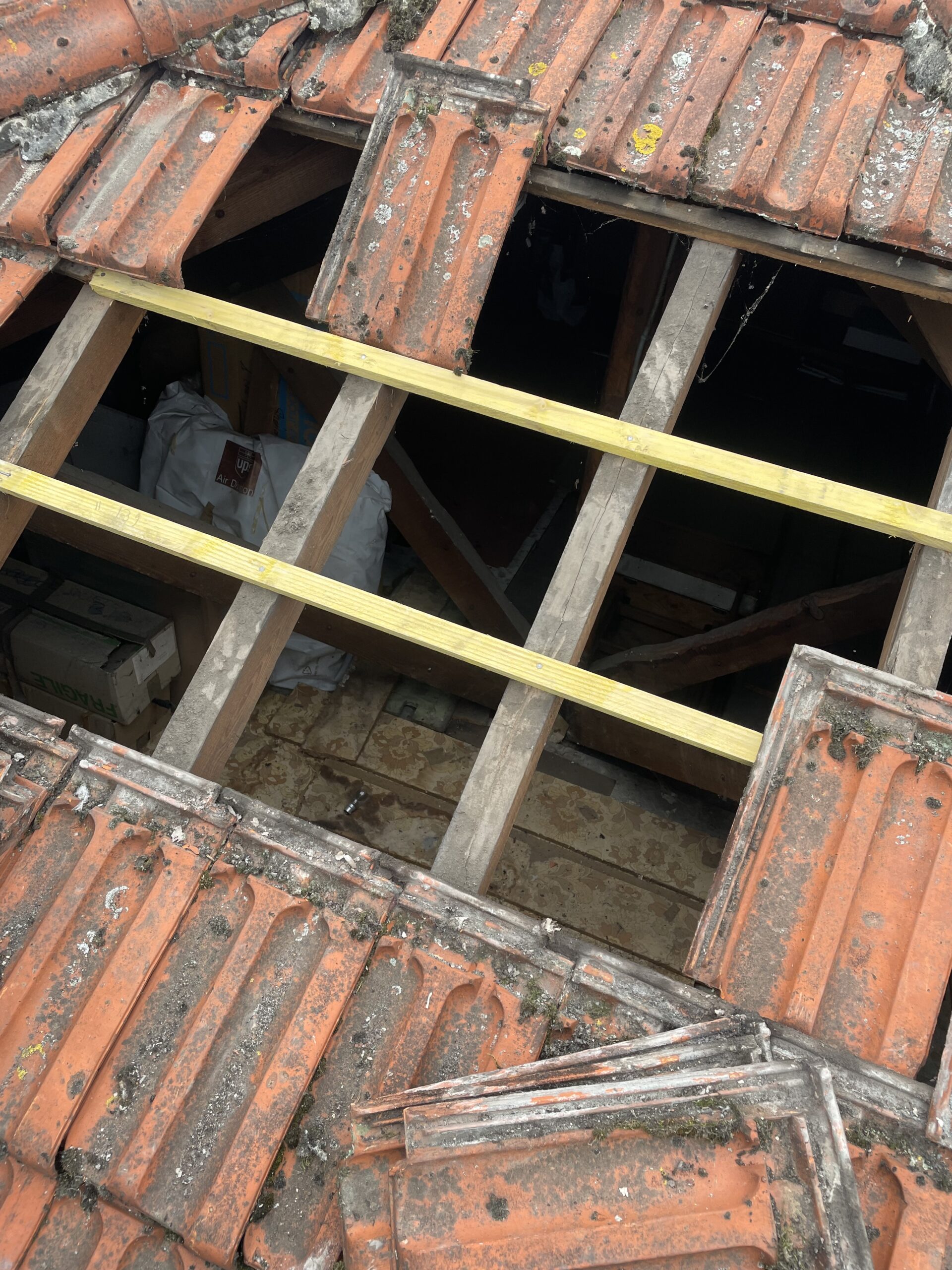 Charpente & Rénovation toiture & couverture par JD (photo : charpente & pose de linteaux neufs) Couvreur charpentier Jimmy Duvaux Charpente & Rénovation toiture & couverture par JD (photo : charpente & pose de linteaux neufs) Couvreur charpentier Jimmy Duvaux