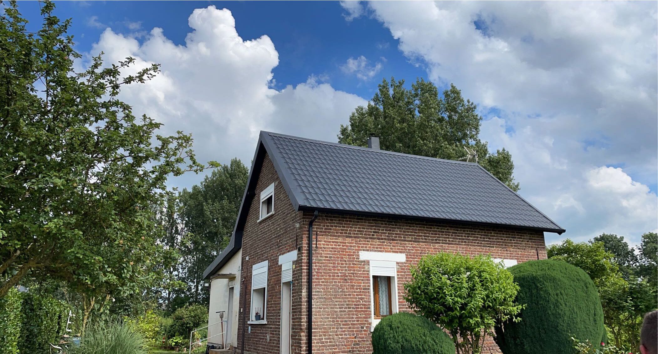 Toiture tôle acier imitation tuiles neuve sur cette maison – par JD Rénovation – Jimmy Duvaux Toiture tôle acier imitation tuiles neuve sur cette maison - par JD Rénovation - Jimmy Duvaux